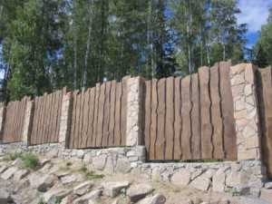 Забор деревянный из необрезной доски